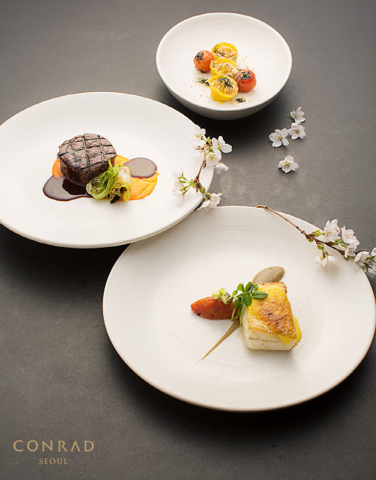 콘래드 서울이 벚꽃 시즌을 맞아 벚꽃 축제의 여운을 더해줄 다이닝 코스를 선보인다. 미각과 시각을 사로잡을 핑크빛 애프터눈티와 칵테일 등도 내놓는다. 로비 라운지 카페 플레임즈는 봄을 테마로 한 애프터눈 티, '티 파티 스프링 블라썸'을 선보인다. 콘래드 서울 제공